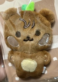 鍾貝爾（可愛小熊舉右手)