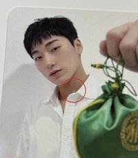 有損的傘（另一面圈起處有氣泡）