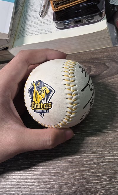 江坤宇 親筆簽名球