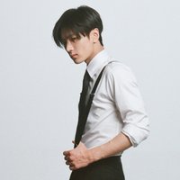 甩尾怒撞入朴綜星懷裡