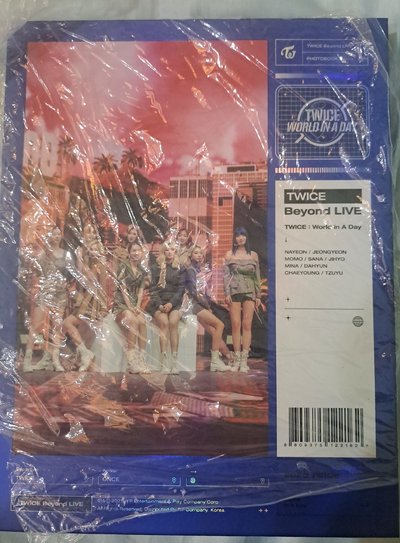 TWICE WORLD IN A DAY寫真集固配
