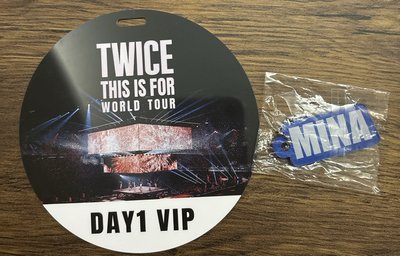 VIP禮包（含DAY1吊牌、MINA吊飾）