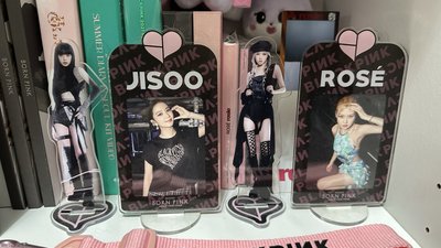 金智秀 朴彩英 JISOO Rosé 日巡立牌
