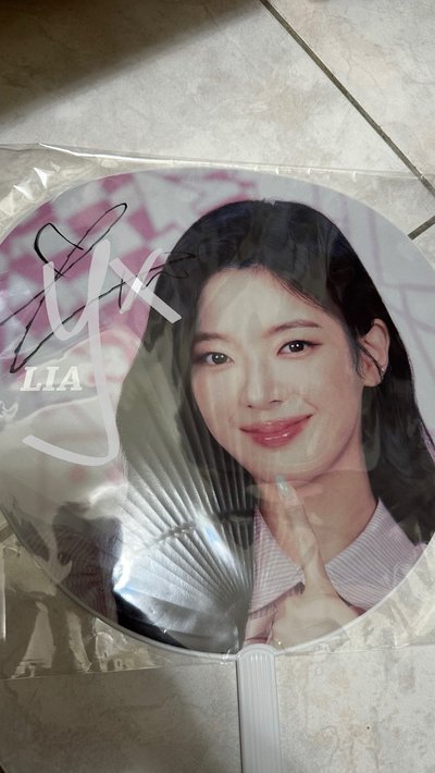 ITZY LIA 日場飯咪一番賞 簽扇