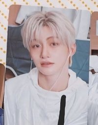 志薫戴耳機看著你 官拍