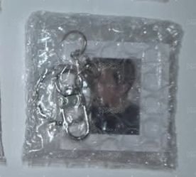 俊 泰吊飾各一