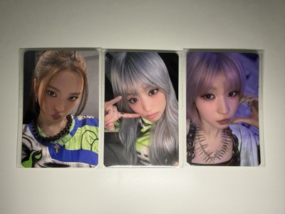 WE GO UP 粉球吊飾 小卡