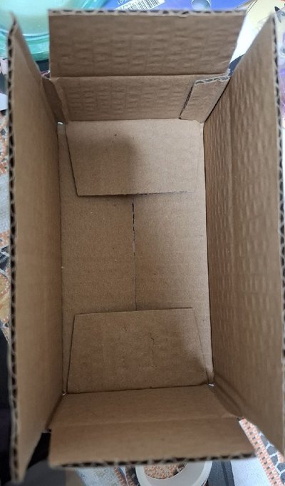 13 x 8 x 4.5 cm 小紙箱（可塞小卡盤和小娃）