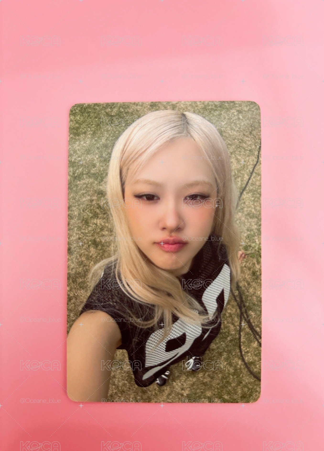 PUMA X ROSÉ聯名小卡-可愛看鏡頭肉