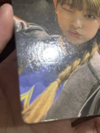 Haerin 手燈卡💛