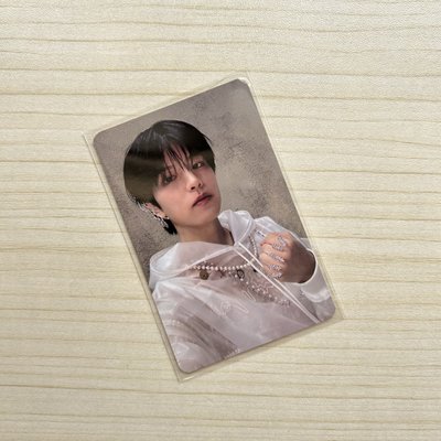 白衣握拳小狗