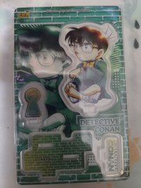 綠色柯南坐地上