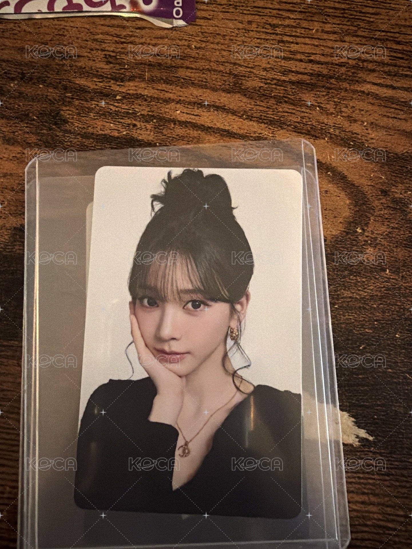 Karina露手托臉