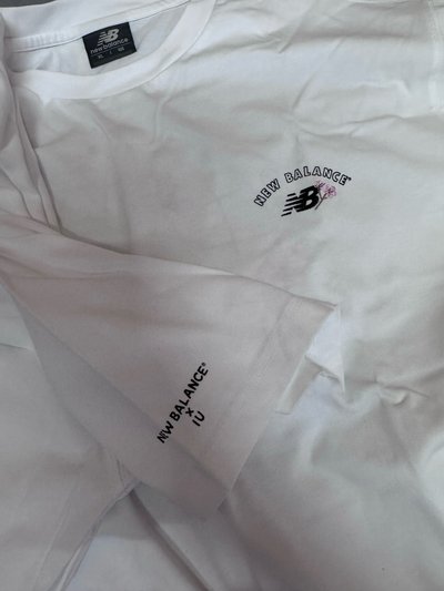 白色IU NB聯名 T-shirt 