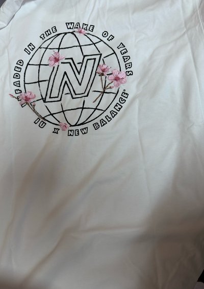 白色IU NB聯名 T-shirt 