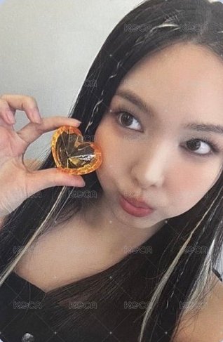 黑衣拿橘愛心