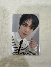 就很漂亮在那邊比心