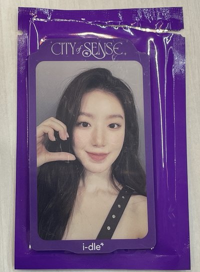 i-dle 展覽磁鐵一套 六入+迷八專輯一本（隨機）