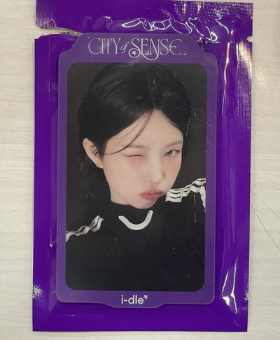 i-dle 小娟展覽磁鐵全新未拆膜+12張小卡
