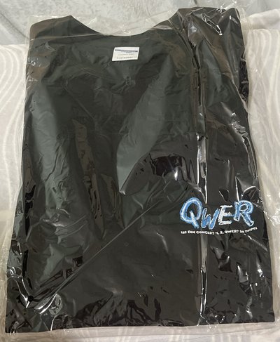 全新未拆封【 1, 2, QWER! in TAIPEI 】已絕版官方限定歌單T-shirt 尺寸L