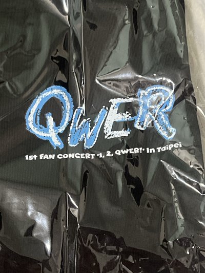全新未拆封【 1, 2, QWER! in TAIPEI 】已絕版官方限定歌單T-shirt 尺寸L