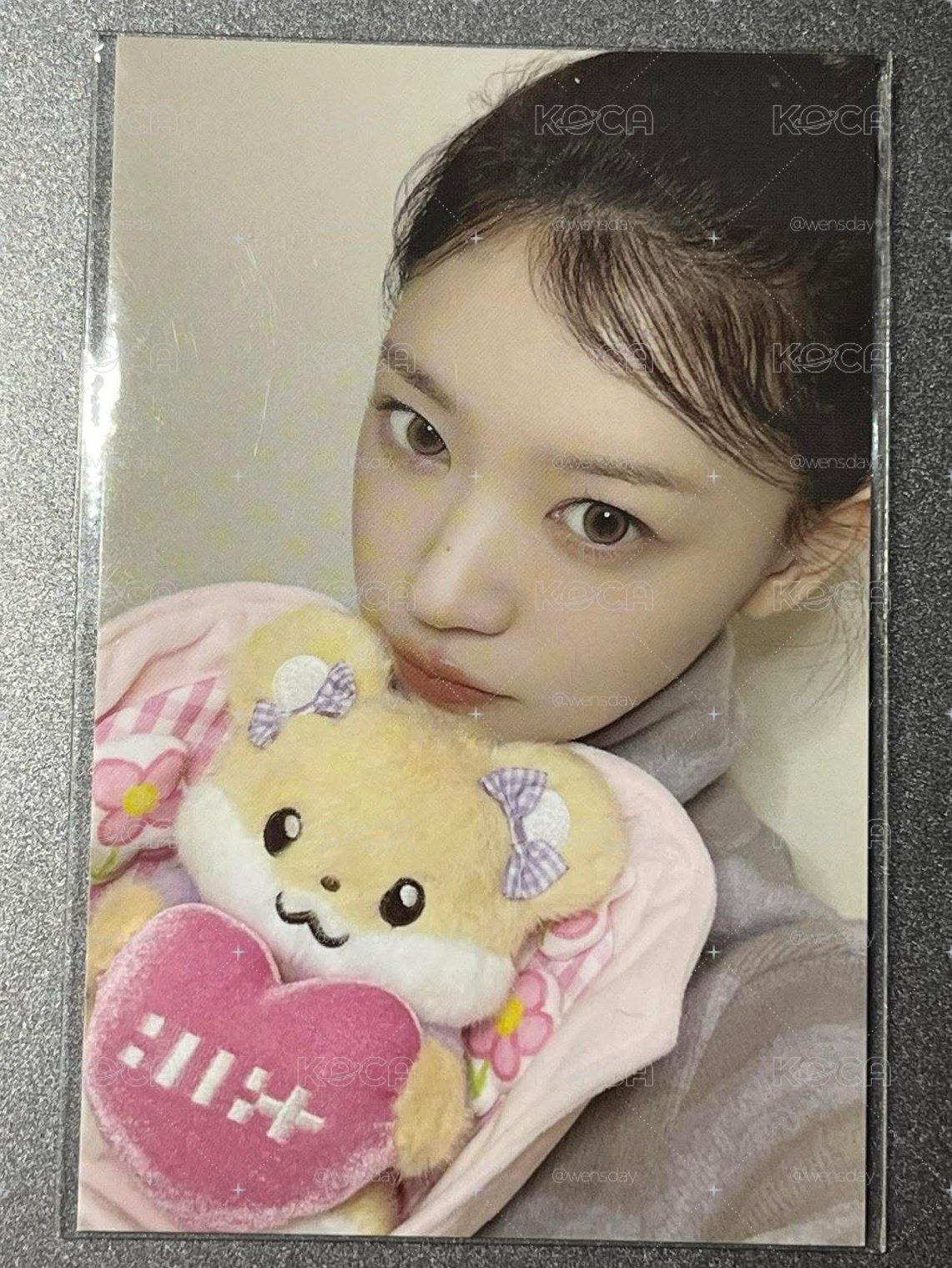 moka拿著二代花束娃的卡
