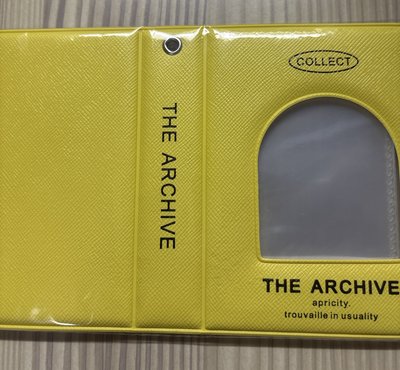 We are未拆專（外殼有損）+小娟四張 送一本黃色未拆一隔卡冊！（圖二） 1元起標！