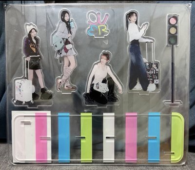 QWER 韓安場週邊現貨 外套小卡一套+立牌 有加購區