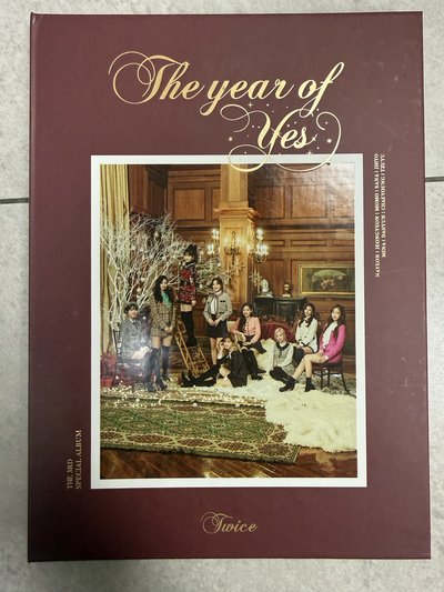 TWICE  The year of Yes 含小卡+預售禮+海報