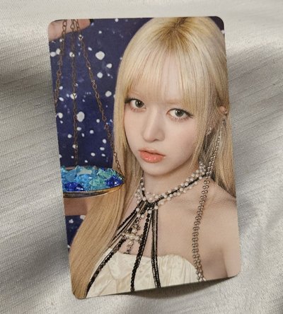 NMIXX 世巡快閃 fans 立牌 周邊卡 莉莉 Lily 立牌卡，近全新，無瑕疵