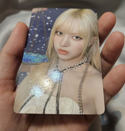 NMIXX 世巡快閃 fans 立牌 周邊卡 莉莉 Lily 立牌卡，近全新，無瑕疵