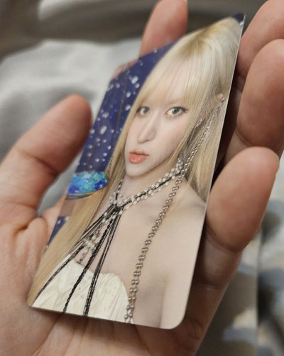 NMIXX 世巡快閃 fans 立牌 周邊卡 莉莉 Lily 立牌卡，近全新，無瑕疵