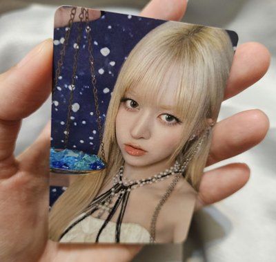 NMIXX 世巡快閃 fans 立牌 周邊卡 莉莉 Lily 立牌卡，近全新，無瑕疵