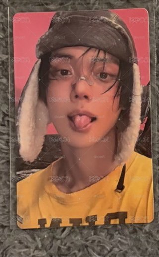 TXT 竣 吐舌