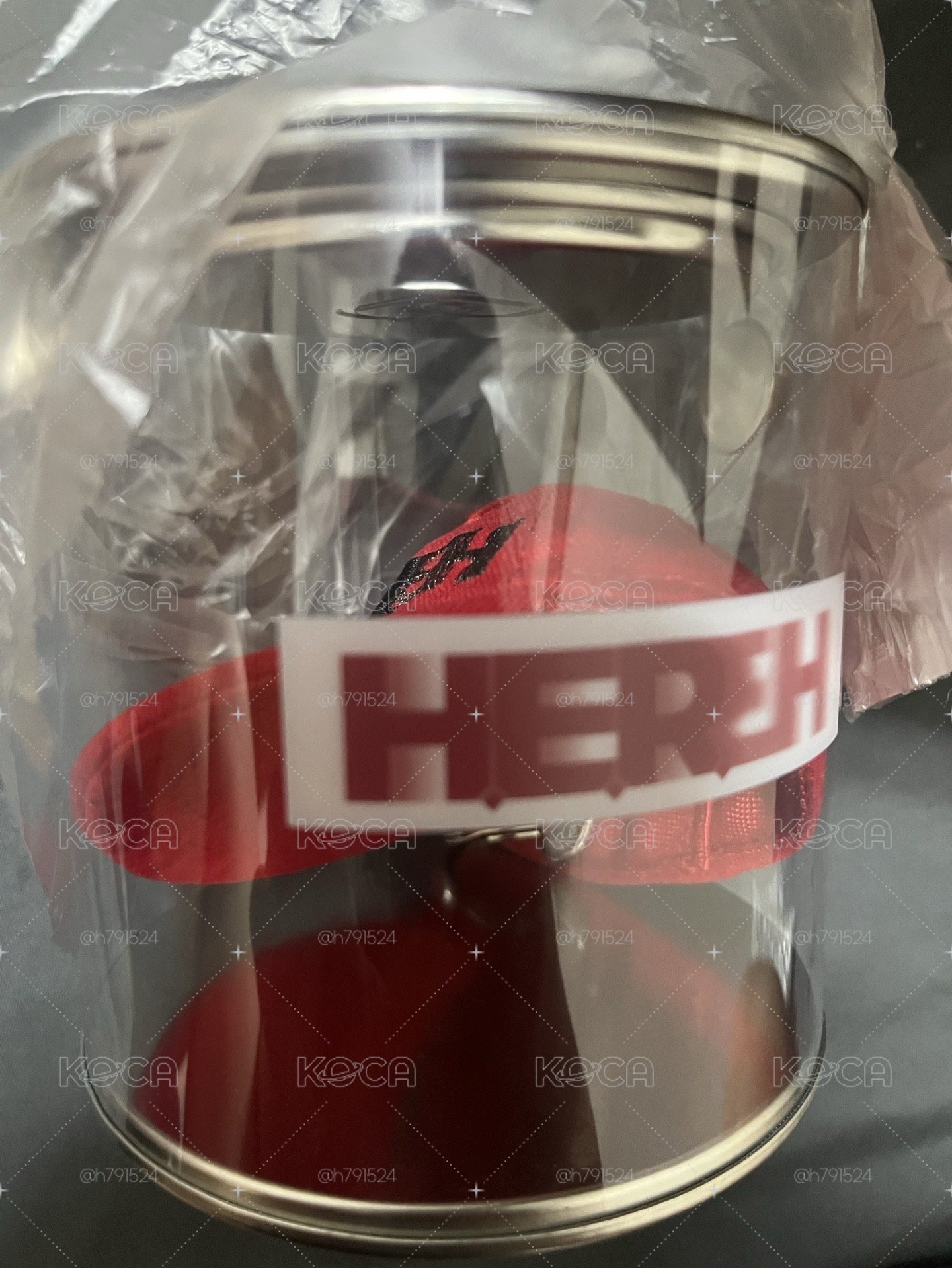 IU 李知恩 H.E.R 鴨舌帽  紅色 鑰匙圈