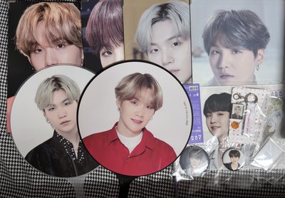 (現貨 整圖出）BTS SUGA 日周 日巡 世巡 相框 大扇 吊飾 小旗子 徽章 吊飾 立牌 演唱會 扇子 大王扇