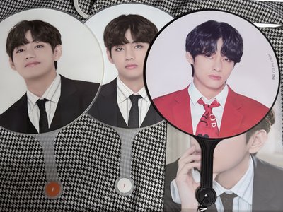 （現貨整圖出 可當日寄出）BTS V 金泰亨 日巡 世巡 相框 大扇 吊飾 小旗子 徽章 立牌 演唱會 扇子 大王扇