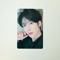 黑西裝捏臉銳