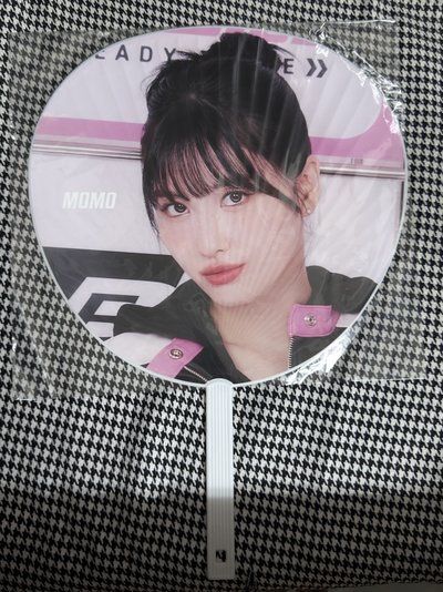 （全新未拆現貨 紙箱寄出 可當日寄出）twice momo 賽車桃 大扇 扇子