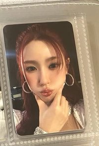 捏臉中背