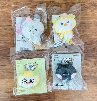 Mighteez 口水巾、掃帚、徽章、原皮