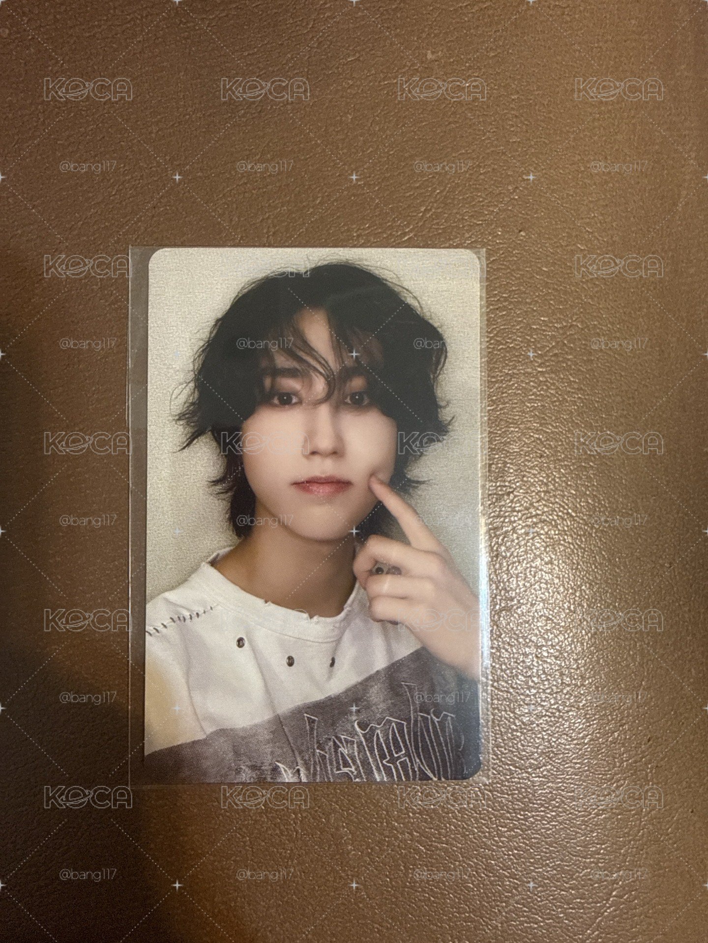 戳戳闊卡臉頰