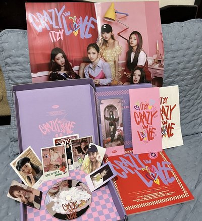 ITZY 的正規一專輯《CRAZY IN LOVE》