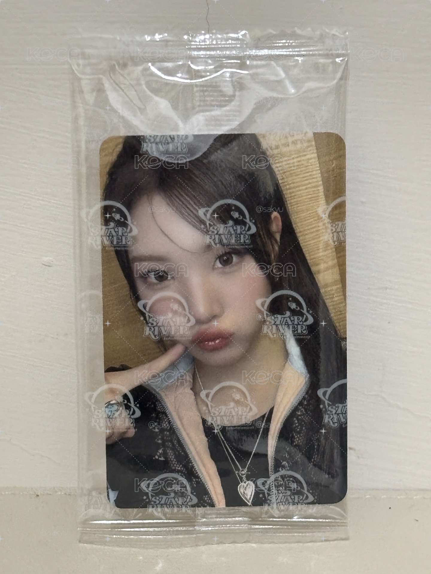 Juun 戳臉嘟嘴恩