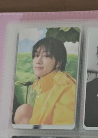 穿雨衣坐著的小八