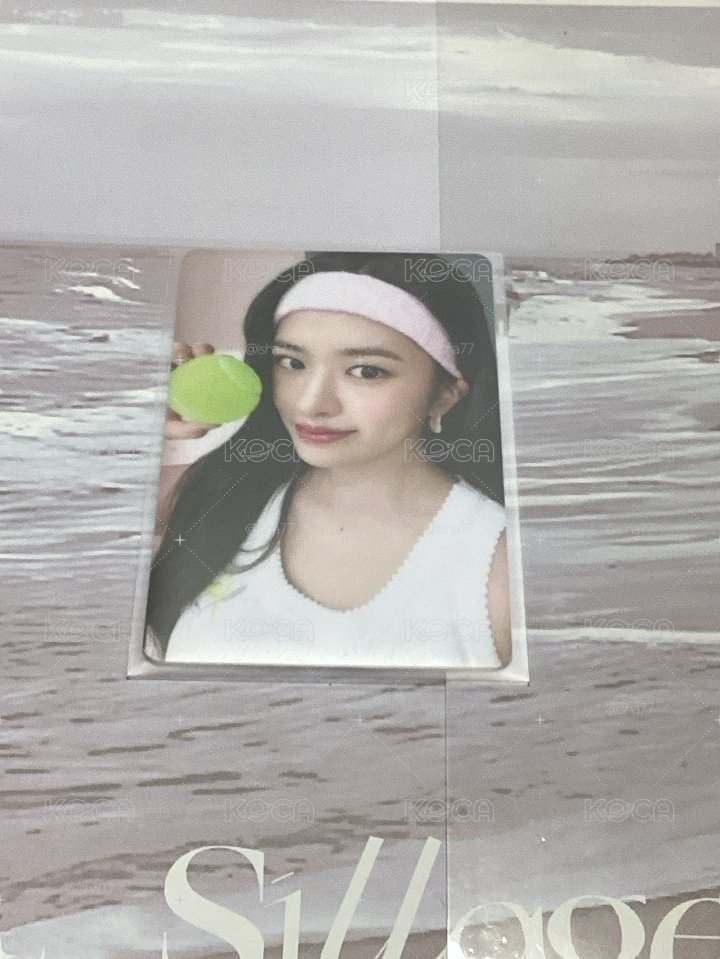 YUJIN 實體色調很白🤍🐡
