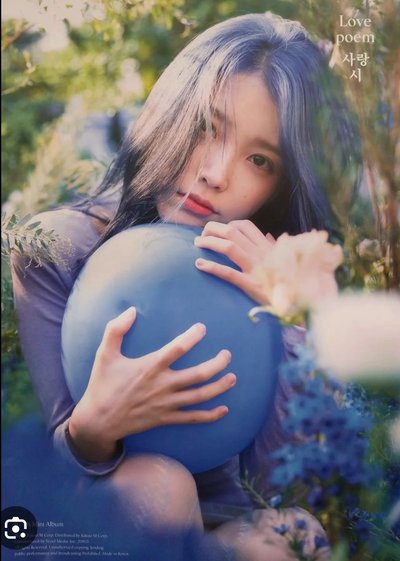 IU 李知恩 Love Poem 專輯海報