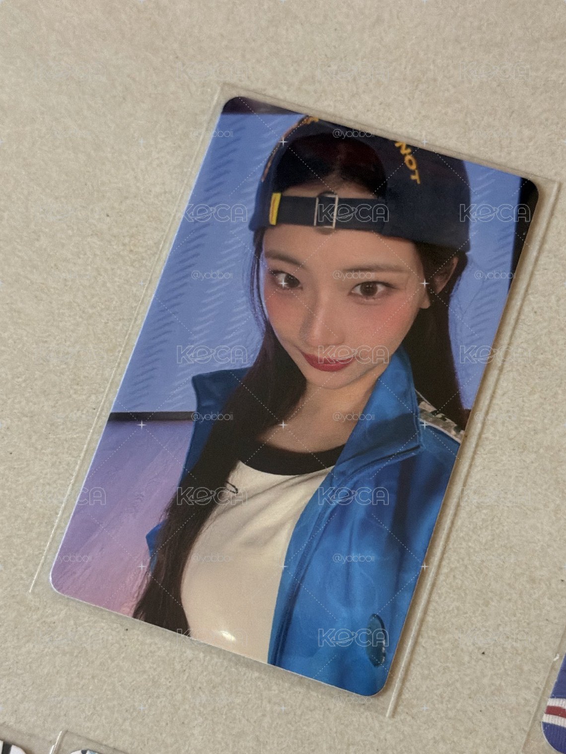 帽子反戴小露