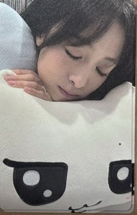 賢閉眼抱枕