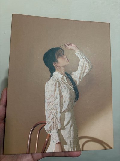 IU April 金卡冊 含小卡 
